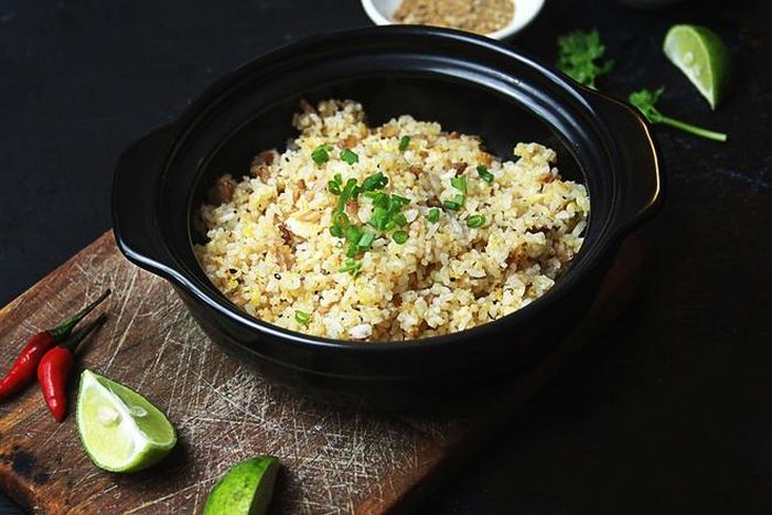  Cơm cá chiên mặn đã trở nên rất phổ biến, có hương vị đậm đà khó quên cho người thưởng thức và để lại ấn tượng sâu sắc. 