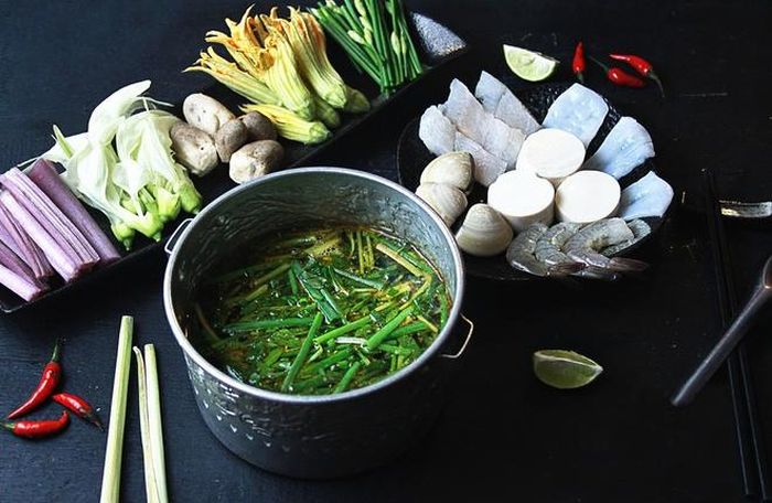  Lẩu hoa là món ăn ngon mà lạ. Sự kết hợp từ những loại hoa tưởng chừng như riêng biệt đã tạo nên một món ăn có hương vị đặc sắc. 