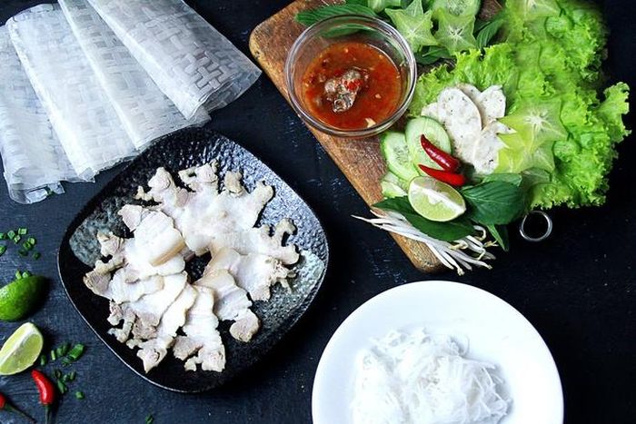  Thịt luộc cuốn mắm cá rò sử dụng thịt ba rọi có chút nạc, chút mỡ. Thịt chín còn hơi dai, hơi béo chút ở đầu da, giữ vị ngọt tự nhiên. Rau sống với chuối chát và khế chua như chất xúc tác, làm tăng thêm hương vị của món ăn. Đặc biệt hơn cả là mắm cá rò mềm thơm sóng sánh. 