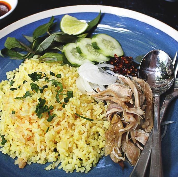 Cơm gà Hội An có thịt gà luộc và các loại rau ăn kèm. 