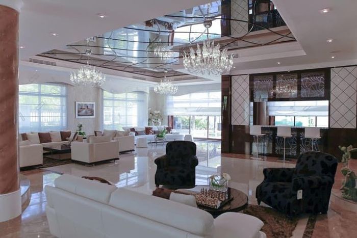 5. Biệt thự rộng rộng 2.508 m2 khu Emirates Hills Villa – 23.1 triệu USD. Biệt thự này có giá trị 23,1 triệu USD rộng 2.508 m2, bởi nó có vị trí gần sân golf nổi tiếng và một hồ nước yên tĩnh. Nó được xây dựng với một phong cách hiện đại của Đức. Nó sở hữu tầng hầm khá lớn, và cung cấp các tính năng khác nhau trong đó bao gồm một khu vực đậu xe cho 5 chiếc xe, một phòng tập thể dục, phòng massage, và một rạp hát. Ngoài ra, biệt thự này còn có một khu vực giải trí khổng lồ nằm trên mái nhà.
