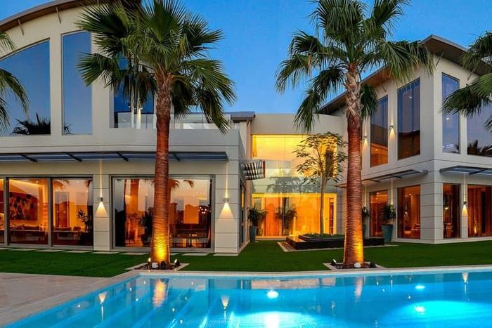 6. Ocean View Palm Jumeirah Villa – 20.4 triệu USD Ocean View Palm Jumeirah Villa chỉ chiếm diện tích 800 m2 không gian, nhưng giá trị lại lên đến 20,4 triệu USD. Nó có một ban công lớn và sân thượng mang đến một cái nhìn toàn cảnh đại dương. Ngoài ra, nó còn sở hữu một hồ bơi khá dài. Điều làm nên giá trị của căn biệt thự chính là công nghệ nhà thông minh có thể được kiểm soát bằng cách sử dụng điện thoại di động. 