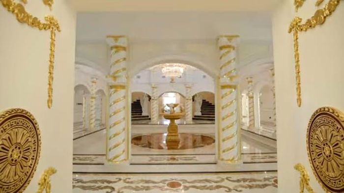 7. Renaissance Emirates Hills Villa – 18.7 triệu USD Renaissance Emirates Hills Villa có giá 18,7 triệu USD, bởi vì nó có chức năng như hai khu sinh hoạt riêng biệt, trang bị đầy đủ để phục vụ cho hai gia đình khác nhau. Căn nhà chính sở hữu 4 phòng ngủ phong cách khác nhau, phòng khách riêng, nhà bếp, phòng giặt ủi, và một khu vực sinh sống mà chiếm toàn bộ tầng trệt. Căn nhà thứ hai là phần nhỏ hơn của biệt thự đi kèm với 3 phòng ngủ, và một phòng tắm chính trong đó có phòng tắm hơi và bể sục riêng. 