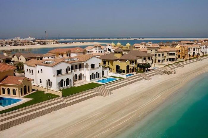 8. Jumeirah Frond P Villa – 17,1 triệu USD Căn biệt thự này được xây dựng theo phong cách Ý, nó trông giống như nhà của một công dân La Mã giàu có sống trong thời kỳ Coliseum. Phần mặt ngoài của cửa trước biệt thự trắng này được làm từ thủy tinh đen, trong khi phần bên trong được làm từ gỗ Armani. Ngoài bộ sưu tập đèn chùm đắt tiền là các tác phẩm điêu khắc bằng thủy tinh treo trên trần nhà. Biệt thự này cũng đi kèm với khu vực bãi biển riêng của nó, chính điều này khiến giá trị của nó lên tới 17,1 triệu USD.