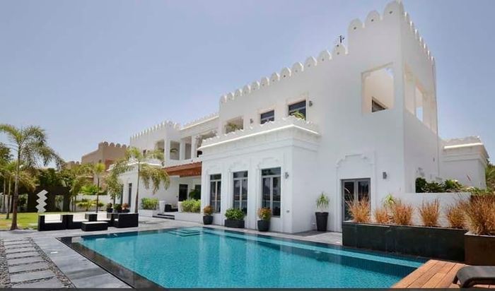 14. Frond C, Palm Jumeirah Villa – 12,2 triệu USD Frond C, Palm Jumeirah Villa có trị giá khoảng 12,2 triệu USD, với diện tích khoảng 13.000 feet vuông đất, gồm 6 phòng ngủ khác nhau, cũng như lối vào riêng biệt dành cho nhân viên của khách sạn và chủ sở hữu. Biệt thự này đi kèm hồ bơi riêng, nó không chỉ cung cấp một cái nhìn tuyệt vời của đường chân trời của Dubai, mà còn mang lại cho chủ nhân của nó một tầm nhìn hoàn hảo ra vịnh Ba Tư. 