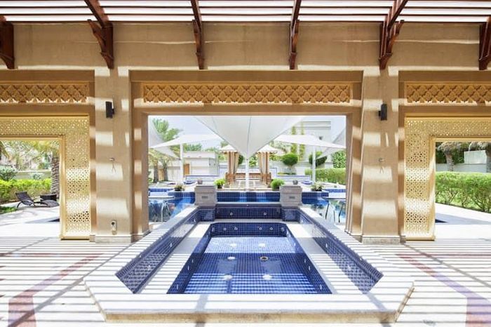 9. Biệt thự rộng 1.579 m2 thuộc Emirates Hills Villa – 16,6 triệu USD Ở vị trí thứ 9 trong danh sách này, một lần nữa căn biệt thự trong khu vực Emirates Hills sang trọng tiếp tục được nhắc tới với giá khoảng 16,6 triệu USD. Được xây dựng bằng đá cẩm thạch và sàn gỗ, căn biệt thự còn có 6 phòng ngủ cùng phòng tắm riêng biệt. Nó cũng có 3 phòng chờ, hai phòng bếp, một phòng ăn lớn, hồ bơi, một tầng hầm, một khu vườn và khu vực sân bay trực thăng riêng của mình. Ngoài ra, biệt thự này cũng đi kèm với công nghệ nhà thông minh.