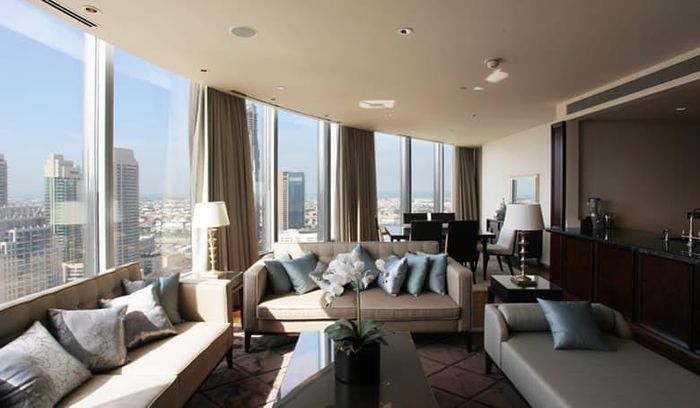 4. Burj Khalifa Penthouse – 27.7 triệu USD Căn penthouse này nằm ngoài tầng thứ 100 của tòa tháp, với diện tích ước tính khoảng 1.950 m2. Nội thất có một thang máy riêng cùng với 6 phòng ngủ mang phong cách khác biệt cùng phòng tắm theo kiểu đặc trưng. Chủ tòa nhà có quyền sử dụng phòng tập thể dục, phòng chơi game, spa, sân tennis, phòng tắm hơi của tòa tháp Burj Khalifa. 