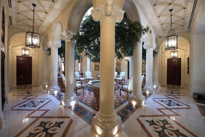 3. Emirates Hills Designer Villa – 34.8 triệu USD Emirates Hills Designer Villa được định giá ở mức trên 34,8 triệu USD. Biệt thự đặc biệt này được coi là một mô hình “top-class”, vì nó bao gồm một diện tích hơn 2.972 m2, trong khi đó còn sở hữu 8 phòng ngủ sang trọng đầy đủ tiện nghi và nội thất được thiết kế hoàn toàn theo một phong cách hiện đại. Nó đi kèm với thang máy riêng cũng như một hồ bơi trong nhà và ngoài trời. Nếu chủ sở hữu muốn một nơi riêng tư thì căn biệt thự này còn sở hữu một phòng an toàn với diện tích 70 feet. 