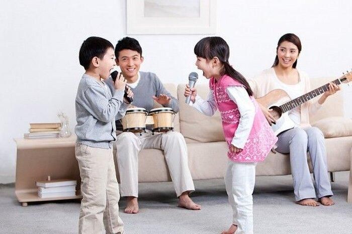 Hãy dành nhiều thời gian bên con và để con có một sự tự do 'trong khuôn khổ'. Đừng để trẻ tự ý làm những điều mình thích mà thiếu sự kiểm soát của phụ huynh, bởi bên cạnh sự phát triển tự nhiên, trẻ em còn cần sự định hướng từ người lớn.
