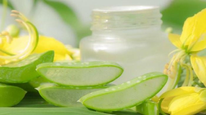 Đun nóng 1 cốc nước rồi cho 3 thìa hạt lanh vào, đun nhỏ lửa rồi để nguội. Tiếp theo lấy 2 thìa gel lô hội, 1 thìa nước cốt chanh và 2 thìa dầu thầu dầu, 2 thìa mật ong trộn lẫn vào nhau rồi khuấy đều trong nước đã đun. Làm ẩm tóc và bôi hỗn hợp này lên tóc rồi để cho thật khô mới gội sạch. 