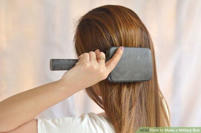 Một số mẹo nhỏ làm tóc thẳng là: Sau khi gội đầu và đuôi tóc vẫn còn ẩm, vặn thật chặt rồi cuộn lên thành một búi chặt, để càng lâu càng tốt hoặc ít nhất cho đến khi tóc khô hẳn. 