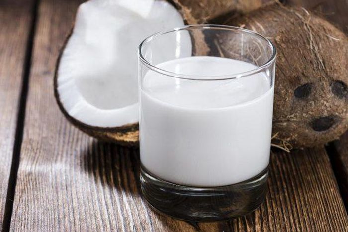 Nước cốt dừa có tác dụng nuôi dưỡng tóc rất tốt. Lấy một cốc nước cốt dừa pha với 2 thìa dầu oliu và 2 thìa nước cốt chanh, 2 thìa bột bắp. Đun nóng hỗn hợp này trong khoảng vài phút, để cho nguội lại rồi bôi lên tóc, để khoảng 1 giờ rồi gội sạch. 