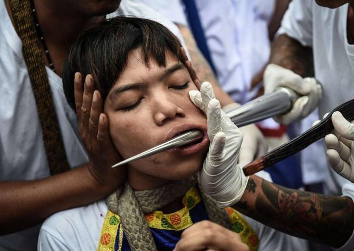 Theo truyền thuyết, một đoàn kịch Trung Quốc khi tới Thái Lan đã mắc phải bệnh sốt rét. Vì căn bệnh vô phương cứu chữa vào thời kỳ đó nên đoàn kịch đã quyết định ăn chay và cầu nguyện 9 vị thần. 