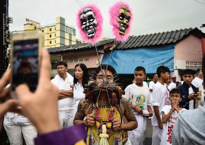 Trong suốt tuần lễ hội, người tham gia phải thể hiện lòng sùng kính tôn giáo qua việc hành xác như: bấm khuyên khổng lồ, xỏ lỗ qua cơ thể, đi trên than, chơi pháo nổ ... Không phải ai cũng dũng cảm thử sức với trò "bấm khuyên", những chiếc khuyên có hình thù rất kì lạ, số lượng khuyên bấm cũng phụ thuộc vào sức chịu đựng của từng người. 