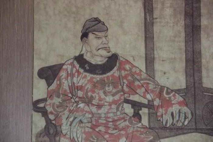 Thang Hòa là người luôn thức thời biết điều, luôn hiểu ý hoàng thượng và luôn biết cách bảo vệ mình. Khi bản thân biết Chu Nguyên Chương bắt đầu cảm thấy không yên tâm về các lão thần đang nắm quân đội trong tay, Thang Hòa đã chủ động rút lui. Ông chính là người đầu tiên trong các tướng lĩnh chủ động xin gỡ bỏ quân quyền và từ quan về quê. Ảnh minh họa chân dung Chu Nguyên Chương. (Ảnh nguồn internet).