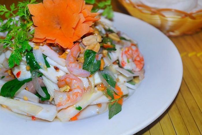 Món gỏi này thích hợp ăn kèm với bánh phồng tôm hay cơm trắng rất đậm đà và ngon miệng.