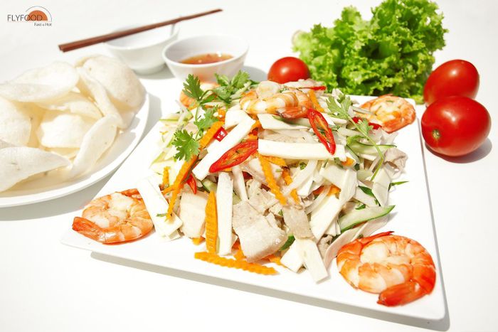 Khi chế biến món này, củ hũ dừa được trộn chua ngọt cùng tôm tươi, thịt ba chỉ sau đó cho vào đĩa, rắc ít rau răm, hành phi, lạc rang lên trên, trộn cùng nước pha chua ngọt.