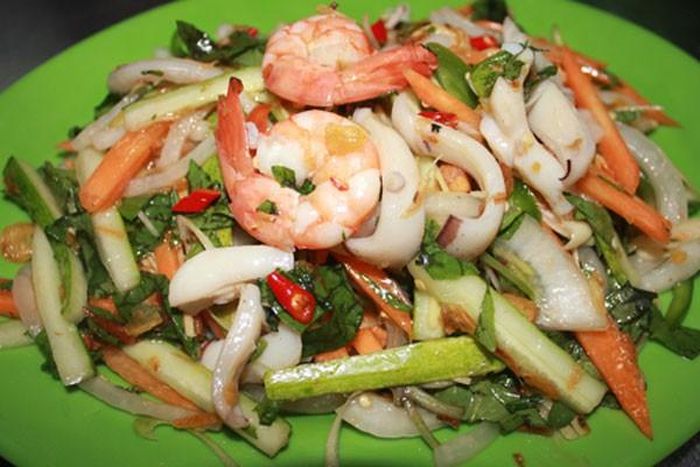 Gỏi bồn bồn: Món ăn này được chế biến từ cây bồn bồn - một loại cây dại mọc hoang ở miền Tây.
