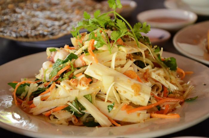Gỏi củ hũ dừa đặc biệt thơm ngon, độc đáo.