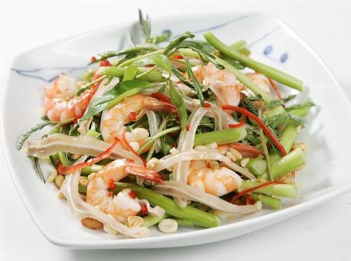 Món gỏi rau rút hải sản cũng là một món ăn lạ ít người biết.