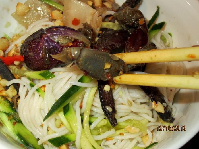 Món ăn chế biến từ con ba khía được nêm thêm một số gia vị như đường, ớt, tỏi, bột ngọt, nước chanh để tăng vị ngọt của nó.