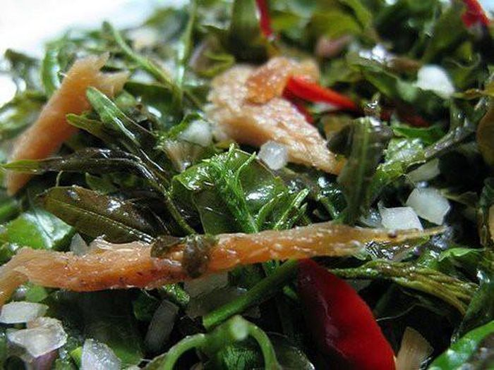 Món ăn này là sự pha trộn giữa vị đắng của lá sầu đâu, cái mằn mặn của khô cá sặt, vị chua của xoài, hương thơm nồng các loại rau rất hấp dẫn.