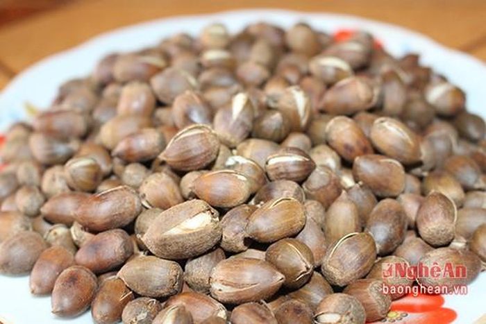 Vào những ngày mưa hay lúc nhàn rỗi, một nắm hạt dẻ cũng làm cho ta thích thú. Muốn hạt dẻ dẻo mềm và dậy mùi thơm chỉ cần rang nhỏ lửa, đều tay cho tới khi hạt dẻ "cười" lộ lớp nhân trắng.