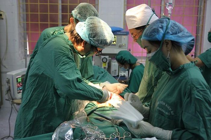 Bác sỹ Hoàng Tuấn Anh đang thực hiện một ca mổ hở
