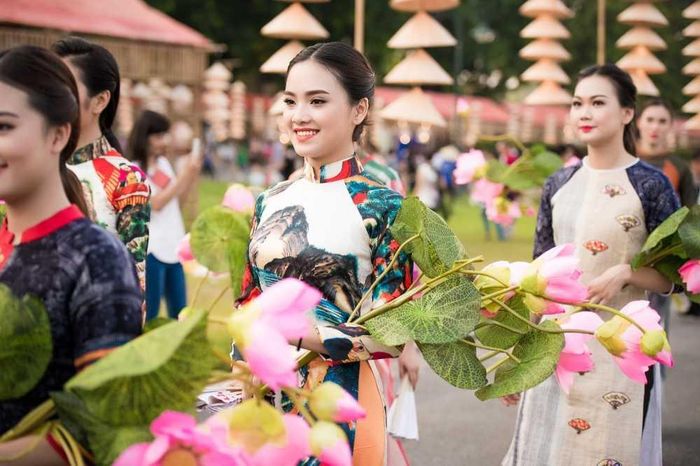  Nhan sắc rực rỡ của dàn người đẹp. 