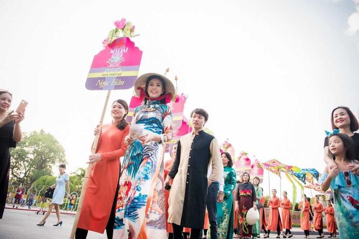  Đây cũng là dịp để các doanh nghiệp hoạt động trong lĩnh vực thời trang, du lịch của Hà Nội giao lưu, giới thiệu, hợp tác, ký kết phát triển sản phẩm du lịch. 