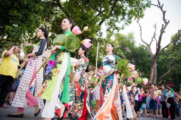  Festival Áo dài Hà Nội năm 2016 nhằm bảo tồn và phát huy các giá trị văn hóa truyền thống của dân tộc Việt Nam. Với sự tham gia của nhiều nhà thiết kế thời trang, nghệ nhân, nghệ sỹ trong cả nước và những người yêu Hà Nội, tâm huyết với thủ đô. 