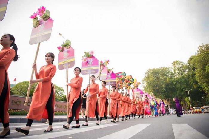  Hôm qua (16/10), dàn người đẹp đã có buổi diễu hành trên phố trong trang phục áo dài rất ấn tượng 