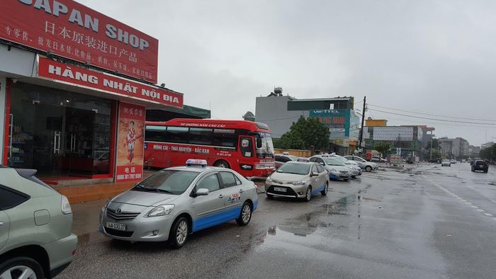 "Trước đó, chúng tôi rất lo lắng khi hay tin bão số 7 là cơn bão nguy hiểm và có thể gây thiệt hại lớn về người và của. Hầu như mọi hoạt động đều tạm dừng để đối phó với cơn bão này. Nhưng với lượng mưa và gió như hiện tại thì không bằng một cơn mưa đầu hè", bà Vũ Thu Thúy, cư dân phố Triều Dương, TP Móng Cái nói. Trong ảnh: Bến xe khách Móng Cái vẫn hoạt động bình thường.
