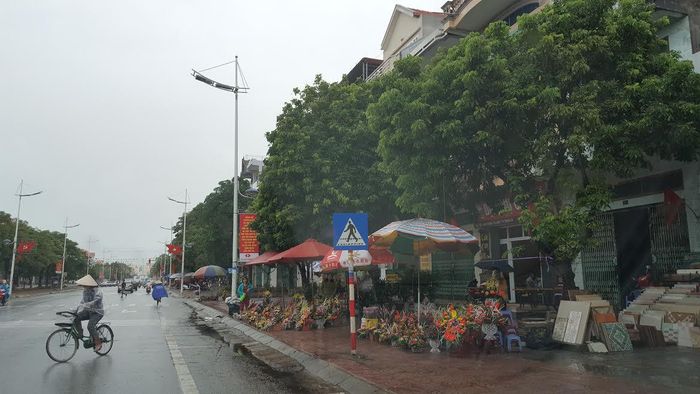 Các hàng quán ở Móng Cái vẫn hoạt động bình thường