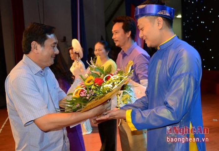 Lãnh đạo UBND TP.Vinh tặng hoa cho các CLB tham gia đêm giao lưu.