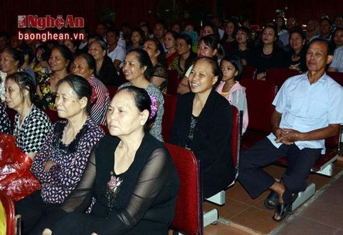 Đông đảo người dân TP. Vinh đã đến tham dự đêm giao lưu.