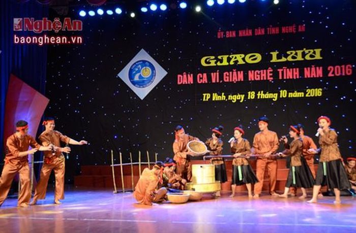 Trong đêm giao lưu, 3 CLB dân ca ví, giặm 2 tỉnh Nghệ An - Hà Tĩnh lần lượt trình diễn 7 tiết mục đặc sắc.