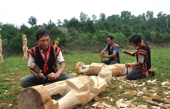 Các nghệ nhân thỏa sức sáng tạo và thả hồn vào những bức tượng