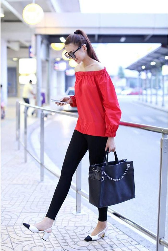 Thanh Hằng xuống phố với áo đỏ trễ vai mix kèm tregging năng động.