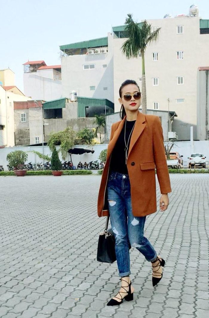 Dương Mỹ Linh chọn blazer nâu với quần boyfriends và mốt giày đan dây sành điệu.