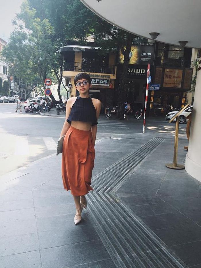 Tóc Tiên xuống phố với mốt quần biến tấu kết hợp cùng crop top khoe eo thon. 