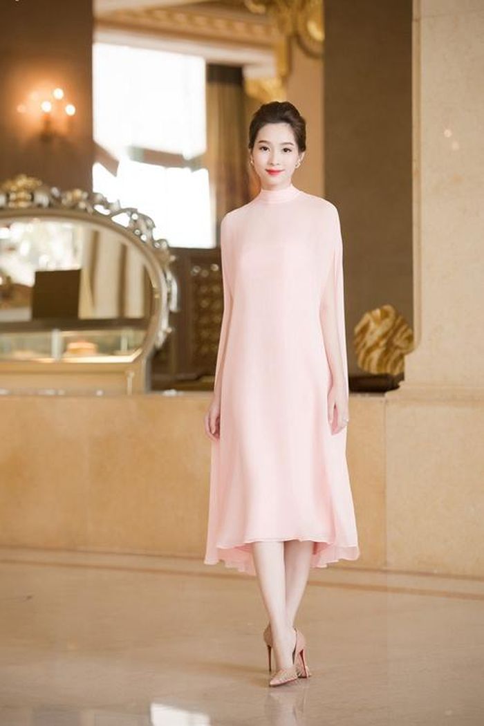 Thu Thảo gợi ý đầm voan nhẹ nhàng kết hợp tông hồng phớt và giày nude trang nhã.