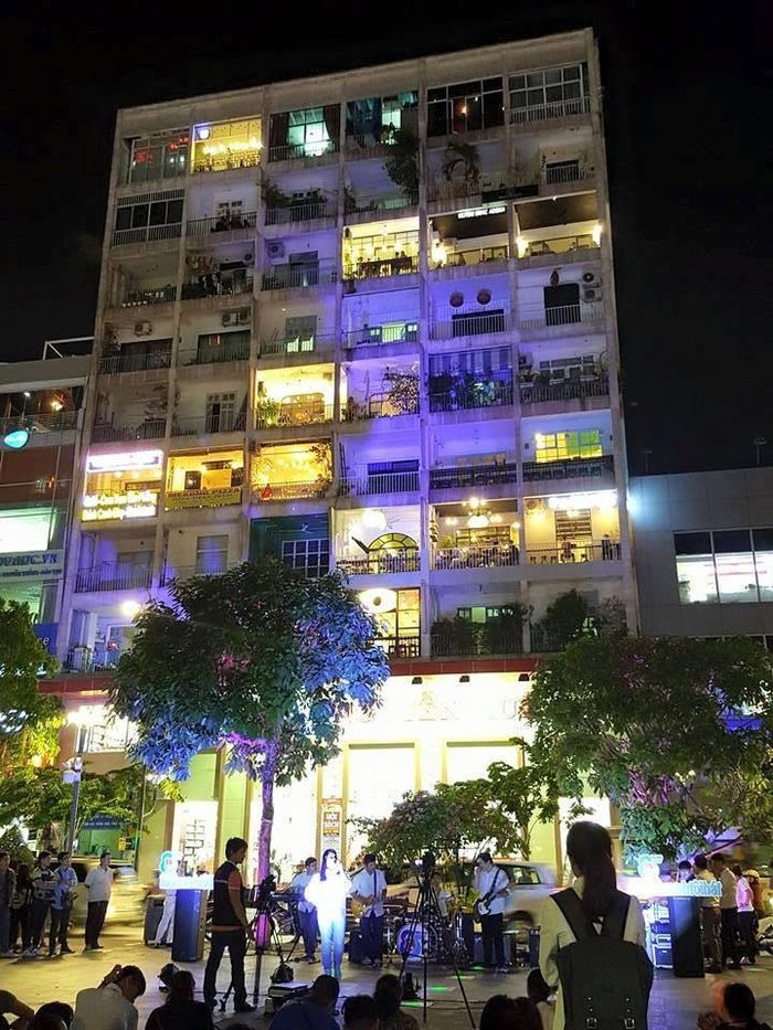 Do nằm ở vị trí "đắc địa", có thể cung cấp cái nhìn toàn cảnh Sài Gòn từ trên cao, buổi tối lại được ngắm cảnh phố đi bộ tấp nập, vui vẻ và những màn trình diễn nghệ thuật ngay bên dưới... nên khu chung cư chật ních những quán cafe này luôn có một lượng khách ổn định dù mỗi căn chỉ có diện tích rất khiêm tốn.