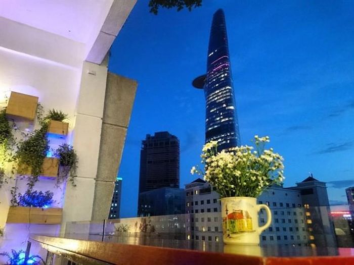 Chỗ ngồi ngoài ban công của các quán cafe đặt trên các khu chung cư 42 và 90 đường Nguyễn Huệ thường rất bắt mắt. Nhưng vào dịp cuối tuần hoặc những ngày nghỉ lễ, việc tìm cho mình một chỗ ngồi ngoài ban công để ngắm quang cảnh xung quanh thật sự cũng không phải điều dễ dàng đối với các bạn trẻ. Bởi do có view tuyệt đẹp nên những chỗ ngồi này thường xuyên có người "chiếm đóng".