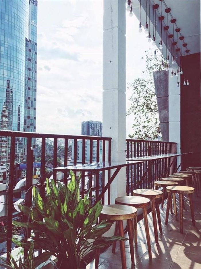 Với tất cả những điều có được đó, khu chung cư cafe nằm trên đường Nguyễn Huệ được các bạn trẻ cho là nơi phù hợp nhất với những người "du lịch tranh thủ" Sài Gòn trong khoảng thời gian ngắn. Nếu chỉ có khoảng 1-2 giờ để thăm thú Sài Gòn, địa điểm tuyệt với nhất mà bạn nên đến chắc chắn là khu chung cư này. Ngồi nhâm nhi cafe, món đồ uống yêu thích, tận hưởng không khí dễ chịu và ngắm một thành phố trẻ năng động với nhịp sống sôi nổi... sẽ là một trải nghiệm rất đặc biệt và thú vị.