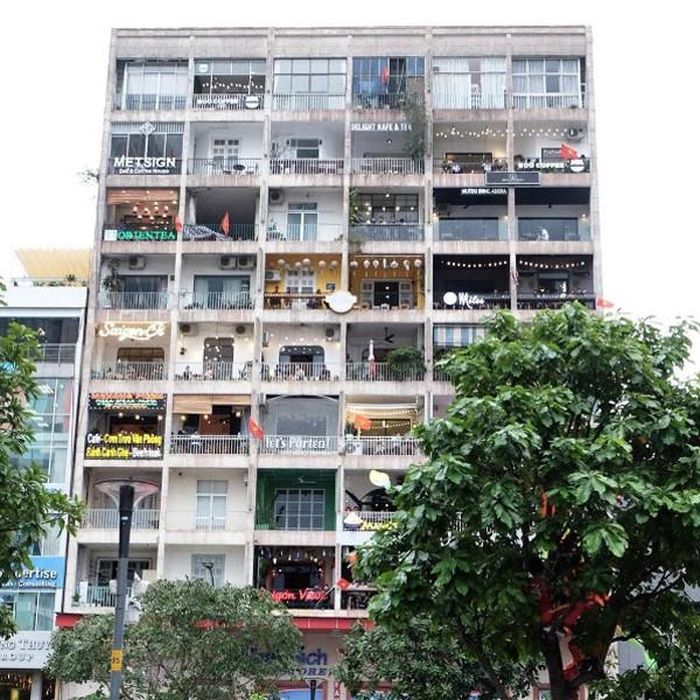 Sài Gòn trong mắt những người dân bình thường luôn được biết đến với những Chợ Bến thành, tòa nhà Bitexco... được xem như những biểu tượng của thành phố... Nhưng với nhiều bạn trẻ đang sinh sống ở thành phố mang tên Bác, thời gian gần đây khu chung cư cafe nổi tiếng trên đường Nguyễn Huệ đã dần trở thành một biểu tượng mới của "thành phố trẻ - trong lòng các bạn trẻ".