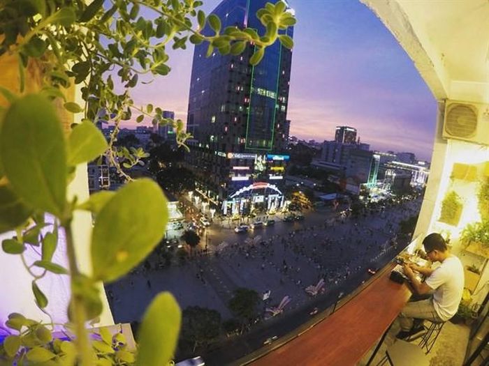Với một không gian tuyệt vời như vậy, ngoài là nơi uống cafe, thư gian, trò chuyện với bạn bè... các khu chung cư cafe còn trở thành nguồn cảm hứng, đề tài của rất nhiều bạn trẻ mê nhiếp ảnh nghệ thuật. Trên fanpage của những hội chơi ảnh hoặc máy ảnh film ở Sài Gòn, hình ảnh chung cư cafe trên đường Nguyễn Huệ xuất hiện rất thường xuyên và luôn tạo ra nhiều cảm xúc với các bạn trẻ.