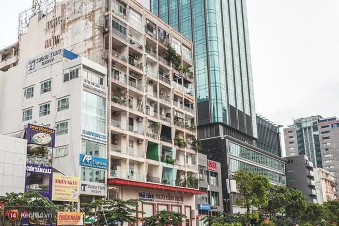 Tận dụng những khu nhà số 42, 90 - là những khu chung cư cũ nằm ngay mặt phố đi bộ Nguyễn Huệ ở trung tâm Sài Gòn, nhiều hộ kinh doanh sáng tạo đã đặt rất nhiều quán cafe siêu "chất" và cực hút khách trẻ ở đây. Các căn chung cư có diện tích gần như tương đồng, có phần mặt tiền rất "phẳng" và ban công rất bắt mắt. Thiết kế vừa đơn giản vừa không kém phần đặc biệt đã trở thành điểm chính hấp dẫn các bạn trẻ, khách du lịch đến với khu chung cư này.