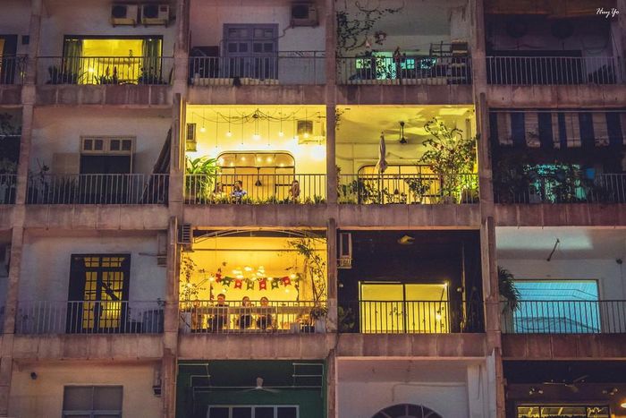 Tính đến thời điểm hiện tại, trên khu chung cư 9 tầng ở số 42 Nguyễn Huệ đã có hơn 10 quán cafe được mở. Không ít trong số đó là những quán rất nổi tiếng, được bạn trẻ Sài thành biết đến từ lâu, thậm chí còn là điểm đến của nhiều nghệ sĩ, hot teen, những người trong giới nghệ thuật đến thư giãn, trò chuyện hoặc làm việc tại đó.