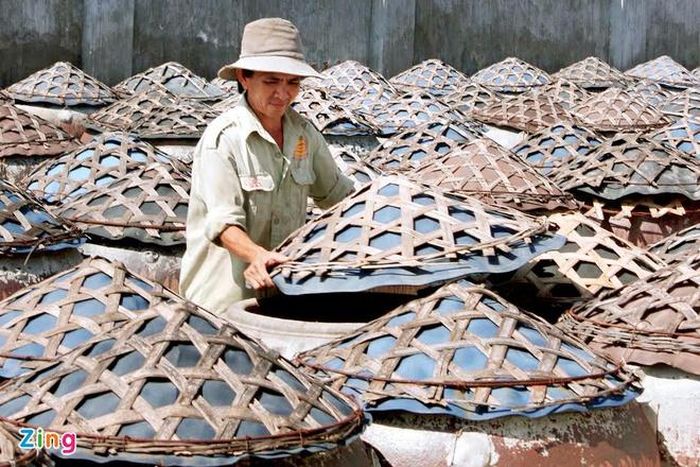 Để được cấp Giấy Chứng nhận quyền sử dụng chỉ dẫn địa lý “Phan Thiết”, các cơ sở sản xuất nước mắm phải được kiểm soát theo quy trình sản xuất một cách nghiêm ngặt từ khâu tiếp nhận nguyên liệu - muối cá - chăm sóc chượp - kéo rút - pha đấu - lắng lọc - đóng chai - vào thùng cho đến khi sản phẩm nước mắm lưu thông trên thị trường, đặc biệt chú trọng đối với các chất phụ gia sử dụng trong quá trình sản xuất phải đảm bảo chất lượng, không làm ảnh hưởng đến chất lượng nước mắm và phải nằm trong danh mục được phép sử dụng của Bộ Y tế.